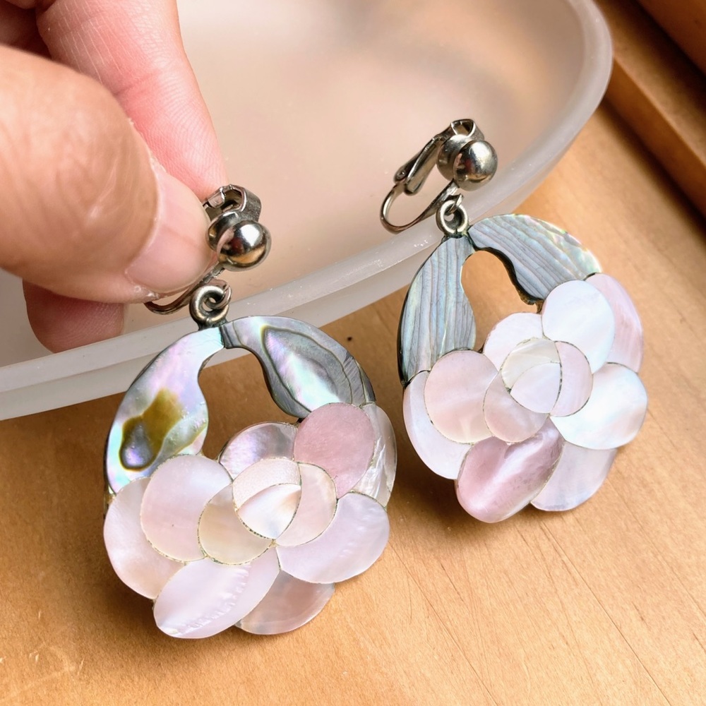 *HP Vtg MOP shell inlay pink lotus flower earrings